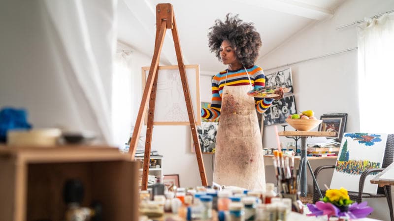 This Artist Went From 80-Hour Workweeks To Using Social Media To Rake In Up To $267K/Year From Her Artwork